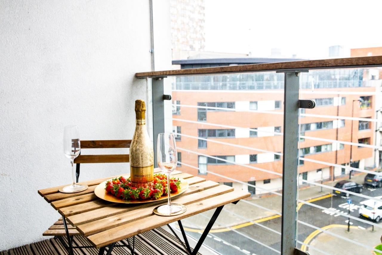 Stylish 4Th Floor 2 Bedroom En Suite City Centre Apartment With Parking By Azura Nights Birmingham Luaran gambar